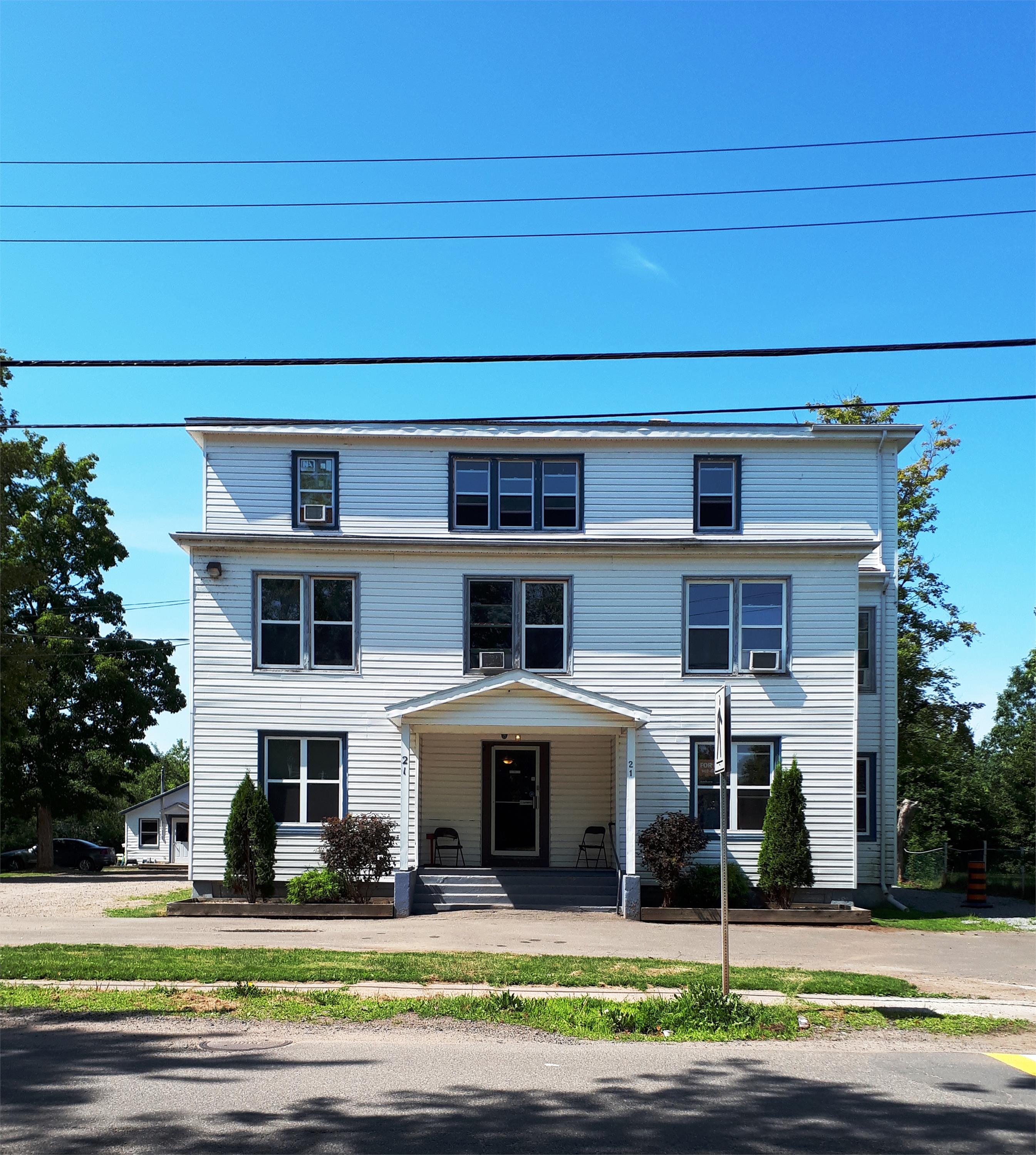 21 Gates Ave - 11